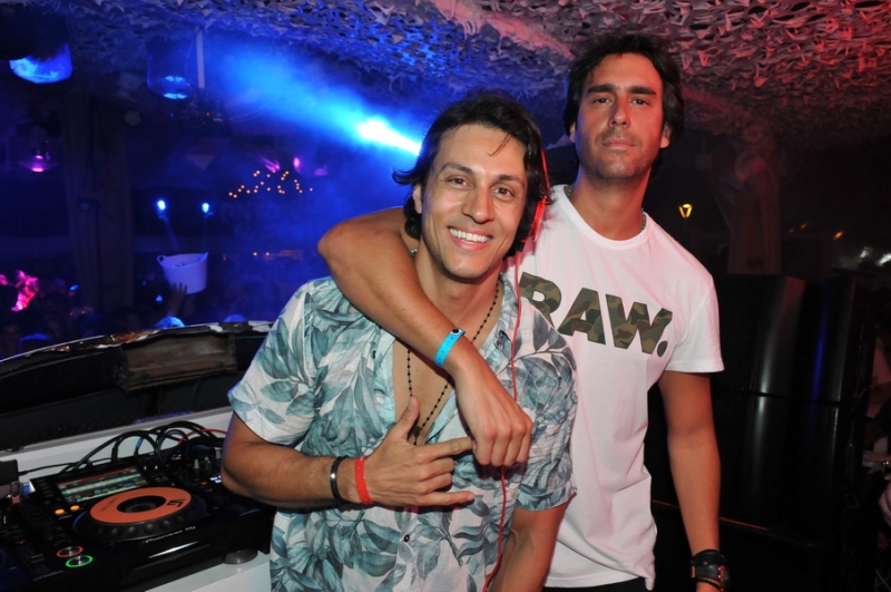 Thiago Mansur e Paulo Velloso discotecaram na festa Flower Sweet, no Cafe de La Musique Floripa