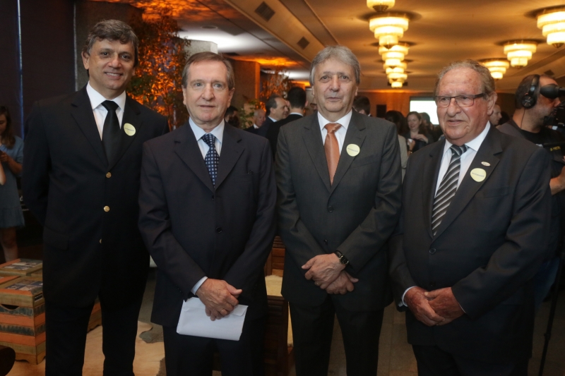 Antonio Cesa Longo, Mércio Tumelero, Walter Lidio Nunes e Zildo De Marchi no Teatro do Sesi