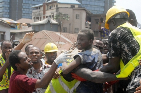 Quase 20 jovens foram retirados com vida dos escombros em Lagos