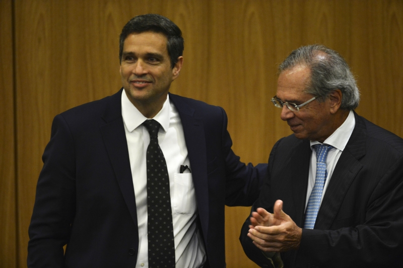 Documentos revelaram que Paulo Guedes (d) e Roberto Campos Neto (d) mantinham offshores 