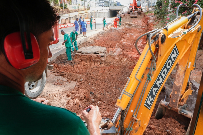 Empresários e moradores compraram material para retomar obras