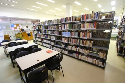 Biblioteca Pública Municipal Josué Guimarães promove feira de troca de livros e oficinas