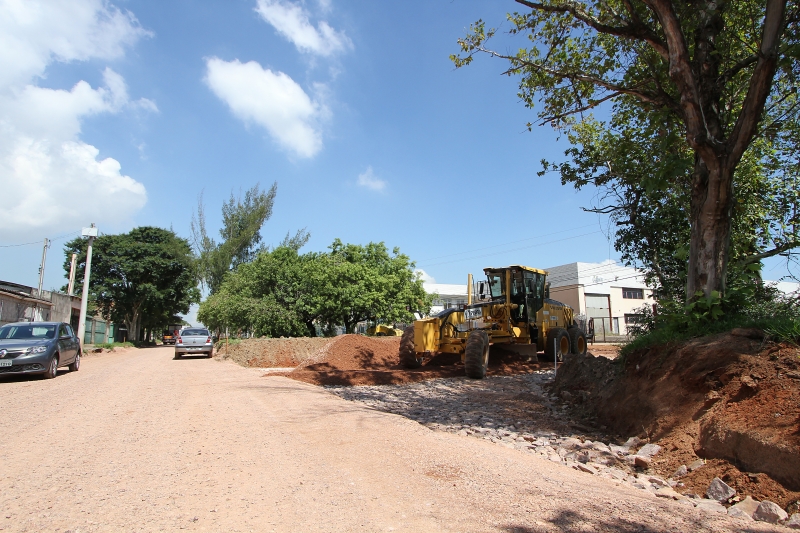 Pavimentação na rua Ernesto Neugebauer, proximidades da rótula da avenida Amynthas Jacques de Moraes