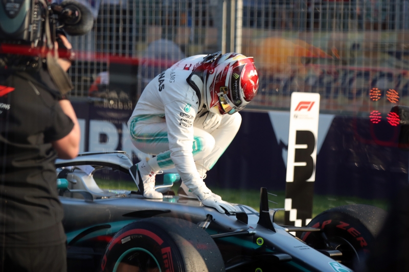 Hamilton mostrou que a Mercedes está pronta para ampliar a hegemonia dos últimos anos