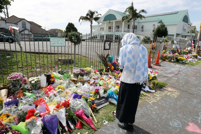 Moradores foram até a frente de uma das mesquitas para prestar homenagens a vítimas