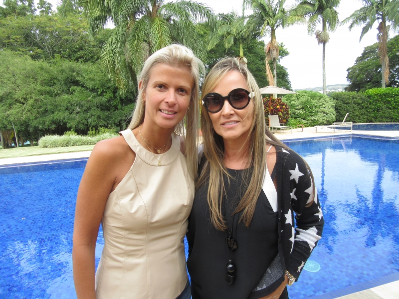 Cristiane Rocha e Patrícia Schapke Feijó em tarde de happy hour no Country Club