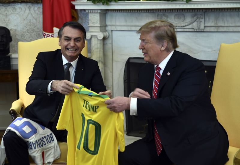 Durante encontro na Casa Branca, Jair Bolsonaro e Donald Trump se presentearam com camisetas de futebol