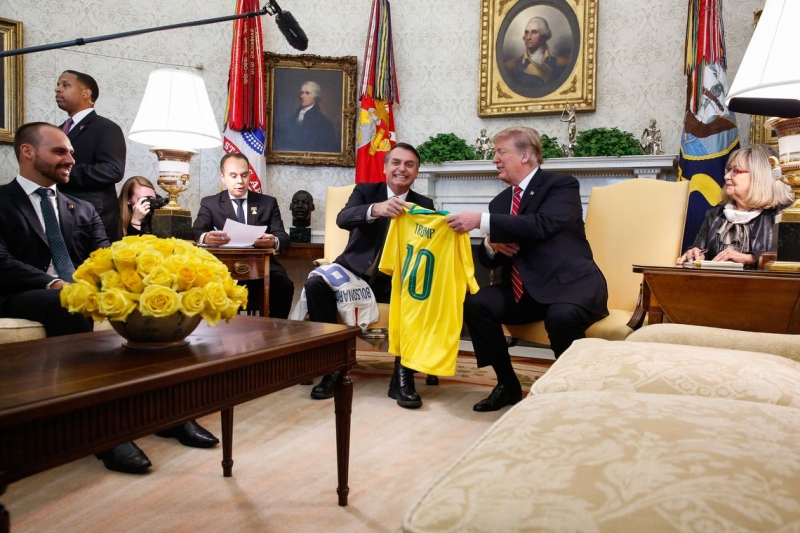 Os dois presidentes trocaram camisetas de futebol