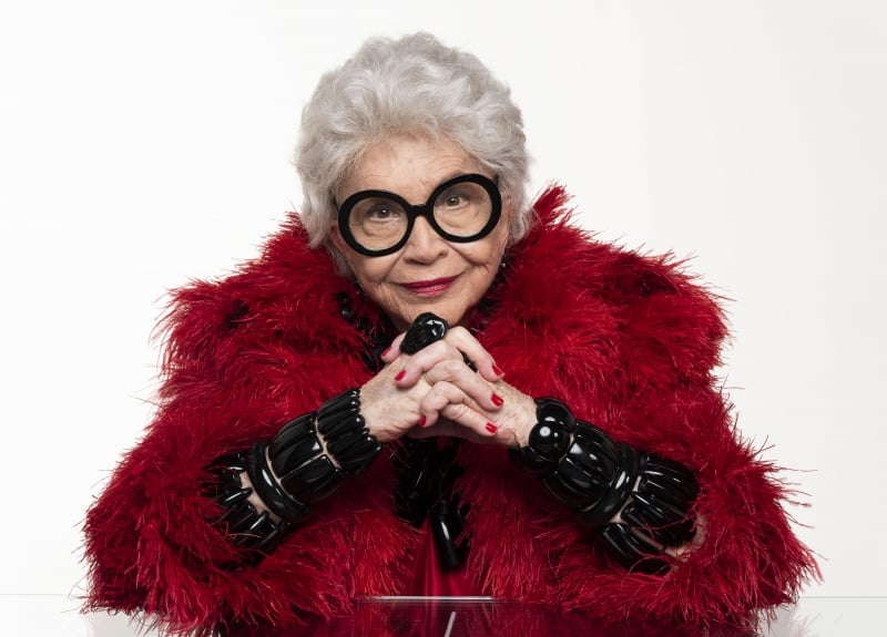 Prestes a completar 90 anos, Nathalia Timberg interpreta fashionista Iris Apfel no teatro