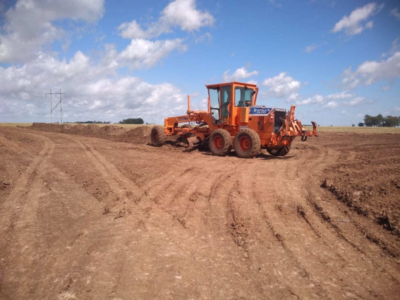 Etapa inicial da obra envolve a limpeza do terreno e terraplanagem