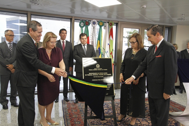 {'nm_midia_inter_thumb1':'https://www.jornaldocomercio.com/_midias/jpg/2019/03/19/206x137/1_mc190319_trf4__12_-8662025.jpg', 'id_midia_tipo':'2', 'id_tetag_galer':'', 'id_midia':'5c916423cc1b4', 'cd_midia':8662025, 'ds_midia_link': 'https://www.jornaldocomercio.com/_midias/jpg/2019/03/19/mc190319_trf4__12_-8662025.jpg', 'ds_midia': 'Edifício Ministro Teori Zavascki foi inaugurado pelo presidente do TRF-4, Thompson Flores (d), e por familiares do homenageado', 'ds_midia_credi': 'MARIANA CARLESSO/JC', 'ds_midia_titlo': 'Edifício Ministro Teori Zavascki foi inaugurado pelo presidente do TRF-4, Thompson Flores (d), e por familiares do homenageado', 'cd_tetag': '1', 'cd_midia_w': '800', 'cd_midia_h': '533', 'align': 'Left'}