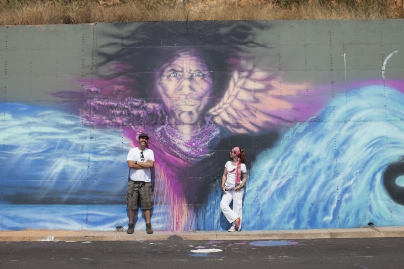 Sobre grafite em Angola, 'As cores da serpente' tem direção de Juca Badaró e produção de Renata Matos