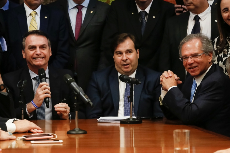 Bolsonaro (e) e Guedes (d) apresentaram projeto a Rodrigo Maia (c)