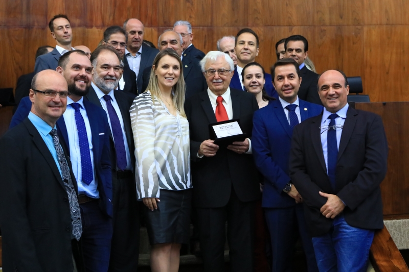 Adelino Colombo foi homenageado ontem pelo Legislativo gaúcho 