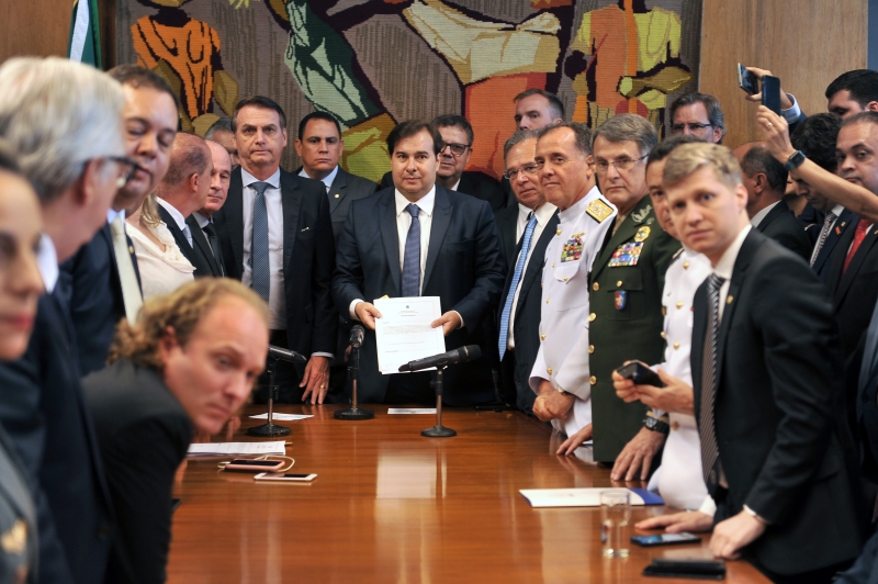 Rodrigo Maia recebeu a proposta de reforma da previdência dos militares 