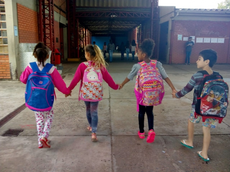 Crianças da EMEF João Gourlat após recebimento de mochilas do Clubinho da Mochila.