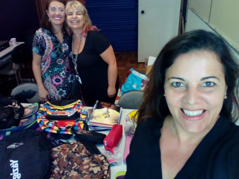 {'nm_midia_inter_thumb1':'https://www.jornaldocomercio.com/_midias/jpg/2019/03/20/206x137/1_img_20190320_wa0013-8662263.jpg', 'id_midia_tipo':'2', 'id_tetag_galer':'', 'id_midia':'5c925165dd8fa', 'cd_midia':8662263, 'ds_midia_link': 'https://www.jornaldocomercio.com/_midias/jpg/2019/03/20/img_20190320_wa0013-8662263.jpg', 'ds_midia': 'Crianças da EMEF João Gourlat após recebimento de mochilas do Clubinho da Mochila. Clubinho da Mochila recolhe objetos novos e usados que serão destinados à crianças em situações vulneráveis. Tanira Lebedeff (frente) é professora e jornalista, Cristina gil (esq) é professora do primeiro ano e Daniela cardoso (dir) faz parte da coordenação de turno', 'ds_midia_credi': 'Arquivo pessoal/Tanira Lebedeff/JC', 'ds_midia_titlo': 'Crianças da EMEF João Gourlat após recebimento de mochilas do Clubinho da Mochila. Clubinho da Mochila recolhe objetos novos e usados que serão destinados à crianças em situações vulneráveis. Tanira Lebedeff (frente) é professora e jornalista, Cristina gil (esq) é professora do primeiro ano e Daniela cardoso (dir) faz parte da coordenação de turno', 'cd_tetag': '1', 'cd_midia_w': '800', 'cd_midia_h': '600', 'align': 'Left'}