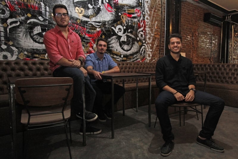 Equipe do GeraçãoE vai conhecer o bar Wills, inspirado no Brooklyn. 
Na foto: Artur Venzon, Filipe Alves e Pedro Venzon Foto: LUIZA PRADO/JC