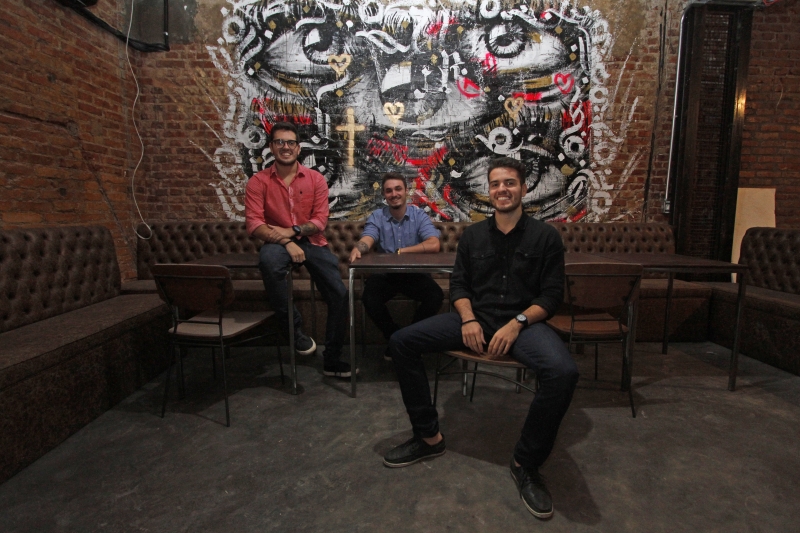 Artur, Filipe e Pedro inauguraram o Wills Bar, na avenida Nova York Foto: LUIZA PRADO/JC