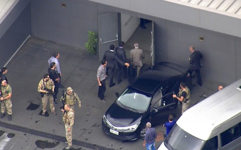 {'nm_midia_inter_thumb1':'https://www.jornaldocomercio.com/_midias/jpg/2019/03/21/206x137/1_temer_sai_carro-8663851.jpg', 'id_midia_tipo':'2', 'id_tetag_galer':'', 'id_midia':'5c93ab83b6203', 'cd_midia':8663851, 'ds_midia_link': 'https://www.jornaldocomercio.com/_midias/jpg/2019/03/21/temer_sai_carro-8663851.jpg', 'ds_midia': 'Ex-presidente Michel Temer chega ao aeroporto de Guarulhos após ser preso pela Lava Jato  Foto: Reprodução/TV Globo', 'ds_midia_credi': 'Reprodução/GloboNews/JC', 'ds_midia_titlo': 'Ex-presidente Michel Temer chega ao aeroporto de Guarulhos após ser preso pela Lava Jato  Foto: Reprodução/TV Globo', 'cd_tetag': '1', 'cd_midia_w': '800', 'cd_midia_h': '500', 'align': 'Left'}