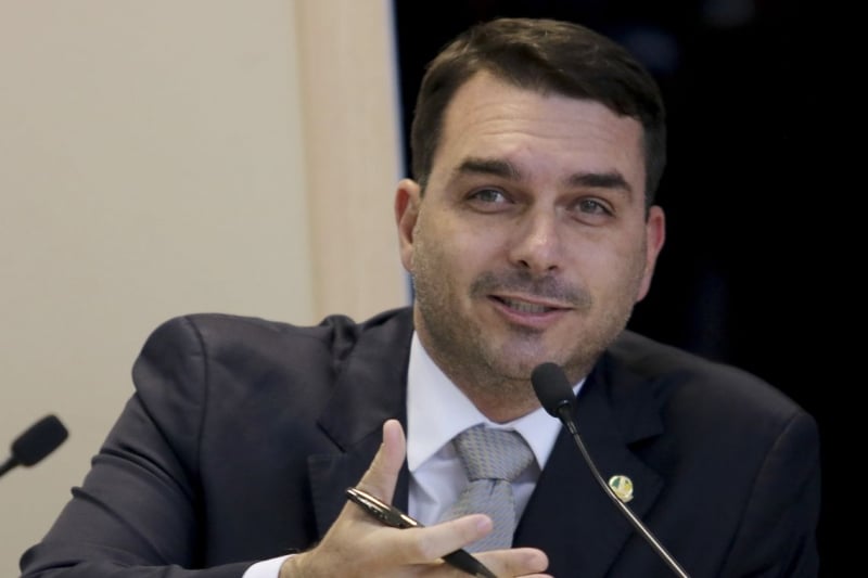 Em 2005, quando era deputado estadual, Flavio condecorou Adriano na Alerj