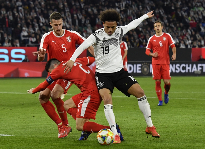 Leroy Sane sofreu ataques por ser negro durante o amistoso da seleção alemã contra a Sérvia