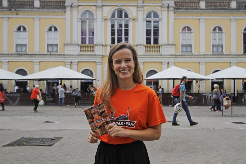C&iacute;ntia &eacute; uma das volunt&aacute;rias dos passeios, que passam pelo Mercado Foto: MARIANA CARLESSO/JC