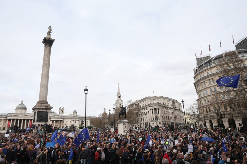 Milhares de pessoas foram às ruas em Londres para pedir uma segunda votação