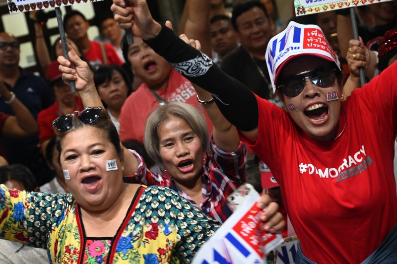 Apoiadores do partido Pheu Thai foram às ruas após fechamento das urnas