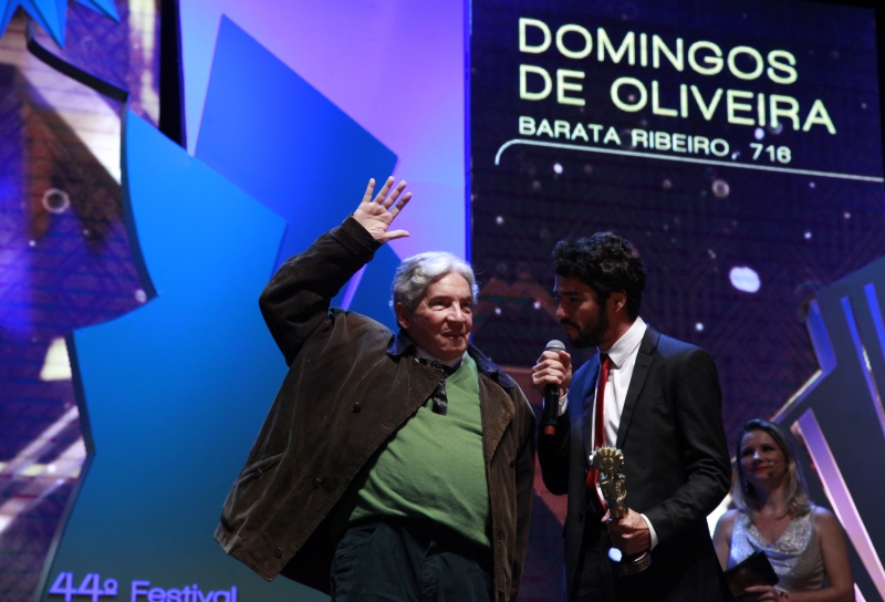 Domingos Oliveira (E) com Caio Blat, recebendo Kikito no 44º Festival de Gramado, em 2016