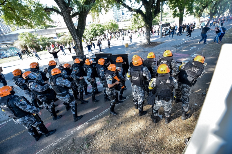 Servidores públicos e Brigada Militar entraram em confronto em frente à sede do Parlamento municipal