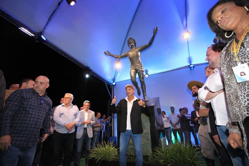 {'nm_midia_inter_thumb1':'https://www.jornaldocomercio.com/_midias/jpg/2019/03/25/206x137/1_mq250319_gremio70-8668449.jpg', 'id_midia_tipo':'2', 'id_tetag_galer':'', 'id_midia':'5c995b639a654', 'cd_midia':8668449, 'ds_midia_link': 'https://www.jornaldocomercio.com/_midias/jpg/2019/03/25/mq250319_gremio70-8668449.jpg', 'ds_midia': ' Inauguração da estátua em homenagem a Renato Portaluppi', 'ds_midia_credi': 'MARCO QUINTANA/JC', 'ds_midia_titlo': ' Inauguração da estátua em homenagem a Renato Portaluppi', 'cd_tetag': '1', 'cd_midia_w': '800', 'cd_midia_h': '533', 'align': 'Left'}