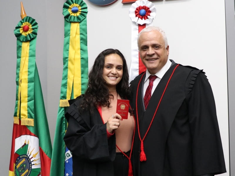 Amanda Breier recebeu a carteira da advogada da OAB/RS das mãos de seu pai, Ricardo Breier, presidente da entidade 