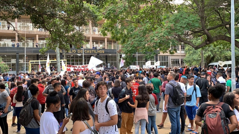 Concentração para caminhada ocorreu em frente ao Colégio Julio de Castilhos na Capital