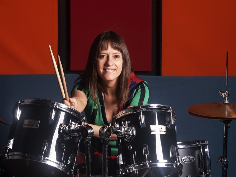 Quando se fala em baterista mulher, a precursora nas baquetas no RS é a musicista Biba Meira