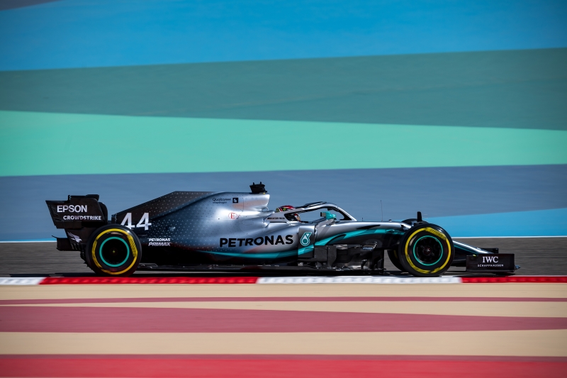 Hamilton guia o bólido da Mercedes-Benz no circuito de Sakhir