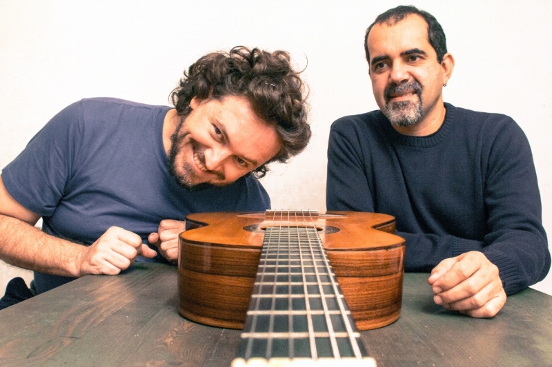 Batuque de Cordas é formado por Vinicius Corrêa e Claudio Veiga