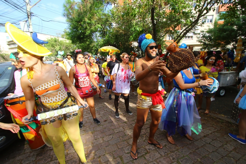 {'nm_midia_inter_thumb1':'https://www.jornaldocomercio.com/_midias/jpg/2019/03/31/206x137/1_cd300319_carnaval__19_-8674082.jpg', 'id_midia_tipo':'2', 'id_tetag_galer':'', 'id_midia':'5ca10172e8795', 'cd_midia':8674082, 'ds_midia_link': 'https://www.jornaldocomercio.com/_midias/jpg/2019/03/31/cd300319_carnaval__19_-8674082.jpg', 'ds_midia': 'Avisem a Shana que s&aacute;bado vai chover ', 'ds_midia_credi': 'CLAITON DORNELLES/JC', 'ds_midia_titlo': 'Avisem a Shana que s&aacute;bado vai chover ', 'cd_tetag': '1', 'cd_midia_w': '800', 'cd_midia_h': '533', 'align': 'Left'}