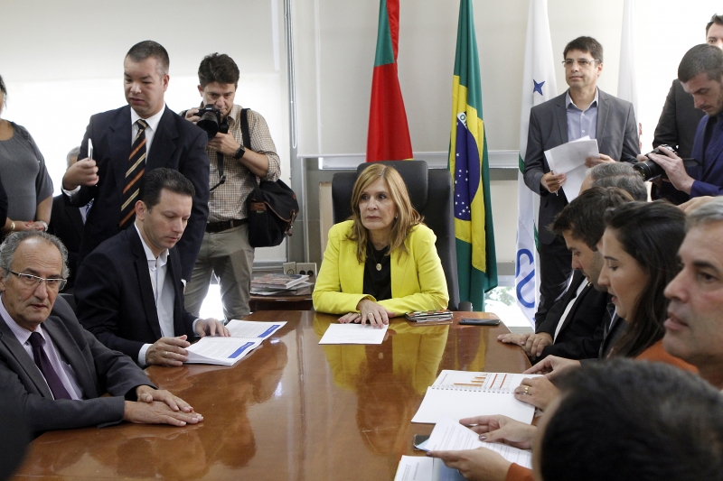 Prefeito (2º à esq. sentado entregou à vereadora Mônica Leal (c) relatório das contas do município