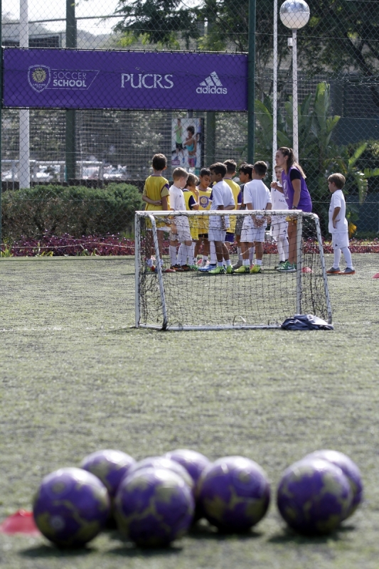 Entrevista com o representante do Orlando City Soccer School no RS, Pedro Viana (negro), e com o coordenador do Parque Esportivo da PUCRS, Márcio Müller, no Centro Esportivo da PUCRS.  Foto: MARCELO G. RIBEIRO/JC