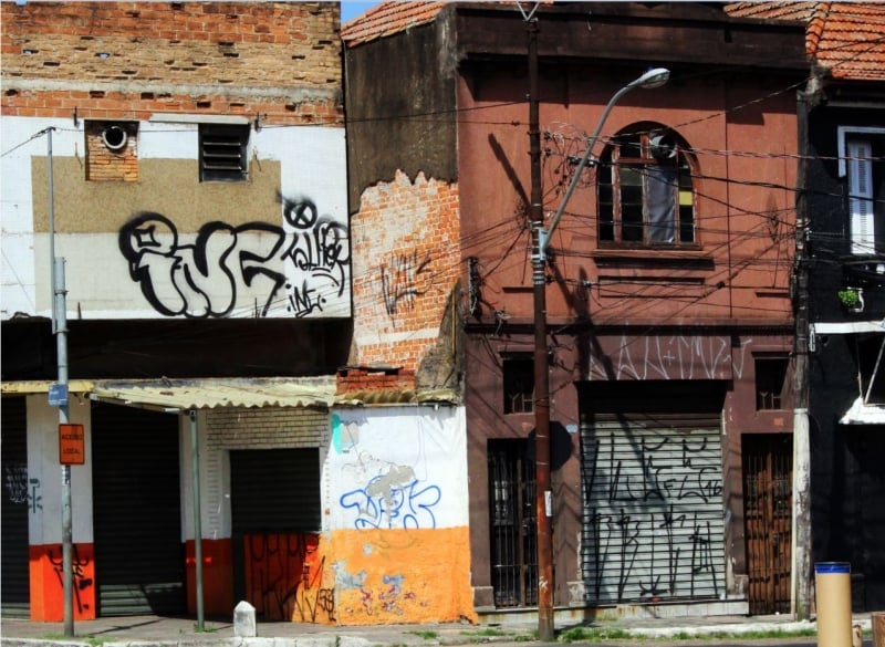 Prédios abandonados e sujeira tomam conta da avenida