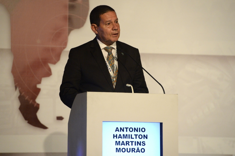 Presidente em exercício, Hamiltom Mourão, participou da cerimônia de abertura da 12º Edição da LAAD