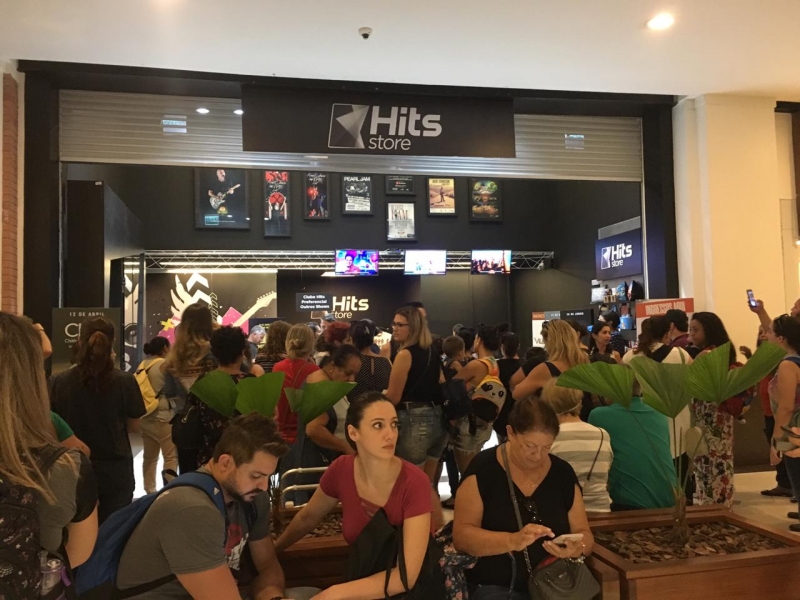 Movimentação intensa foi registrada em frente à loja que vendia os bilhetes