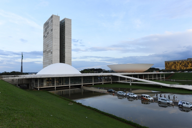 A bandeira em frente ao Congresso, na praça dos Três Poderes, em Brasília, foi hasteada a meio-mastro às 14h