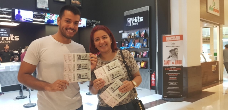 {'nm_midia_inter_thumb1':'https://www.jornaldocomercio.com/_midias/jpg/2019/04/03/206x137/1_whatsapp_image_2019_04_03_at_16_03_40-8678451.jpg', 'id_midia_tipo':'2', 'id_tetag_galer':'', 'id_midia':'5ca503e95054a', 'cd_midia':8678451, 'ds_midia_link': 'https://www.jornaldocomercio.com/_midias/jpg/2019/04/03/whatsapp_image_2019_04_03_at_16_03_40-8678451.jpg', 'ds_midia': 'Irm&atilde;os Ibamar Bandeira J&uacute;nior e Gabrielle Bandeira - compra de ingressos para show de Sandy &J&uacute;nior no Praia de Belas', 'ds_midia_credi': 'Fl&aacute;via Pereira/Especial/JC', 'ds_midia_titlo': 'Irm&atilde;os Ibamar Bandeira J&uacute;nior e Gabrielle Bandeira - compra de ingressos para show de Sandy &J&uacute;nior no Praia de Belas', 'cd_tetag': '1', 'cd_midia_w': '800', 'cd_midia_h': '388', 'align': 'Left'}