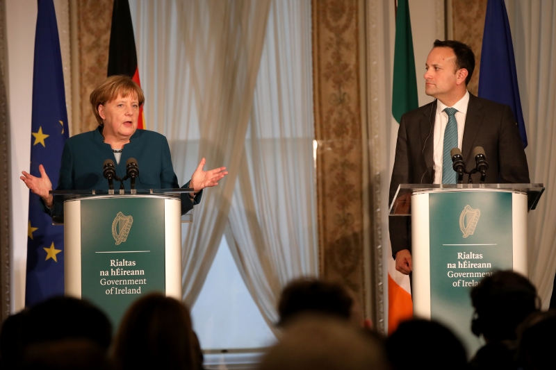 Leo Varadkar visitou fronteira entre as Irlandas nesta quinta-feira com Angela Merkel