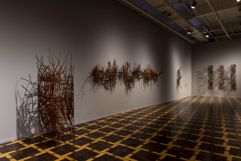 Atração até 12 de maio, exposição conta com 15 esculturas em aço carbono oxidado