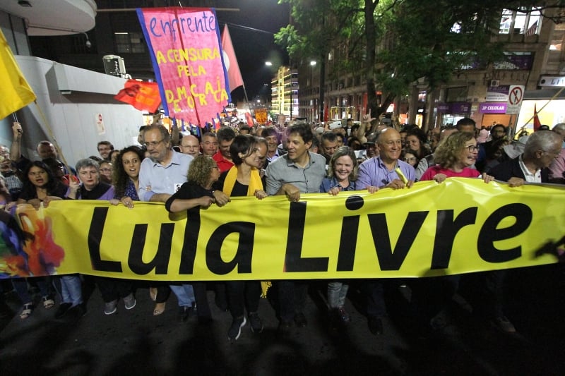 Ao lado de Manuela D'Ávila, petista também esteve com estudantes na Ufrgs
