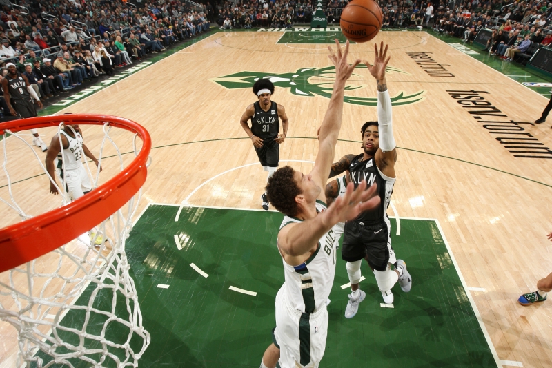 D'Angelo Russell tenta a cesta para Brooklyn contra Milwaukee