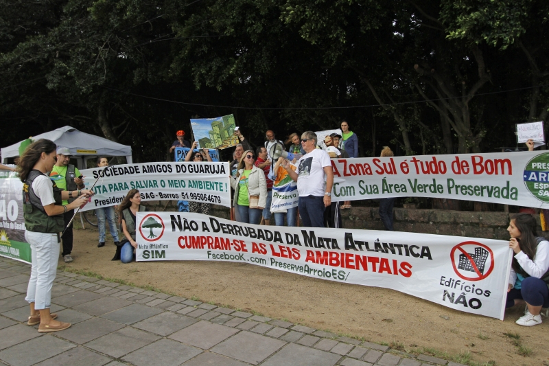 Manifestantes criticaram desmatamento de área no bairro Espírito Santo